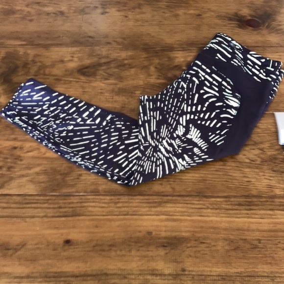 Nike Black and White Patterned Leggings - Picture 8 of 16